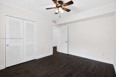 House in South Miami, Florida 4 bedrooms, 164.25 sq.m. № 2047436 - photo 15