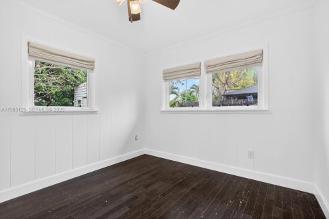 House in South Miami, Florida 4 bedrooms, 164.25 sq.m. № 2047436 - photo 17