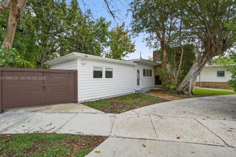 House in South Miami, Florida 4 bedrooms, 164.25 sq.m. № 2047436 - photo 20