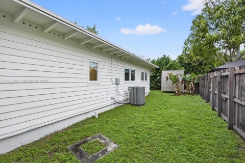 House in South Miami, Florida 4 bedrooms, 164.25 sq.m. № 2047436 - photo 22