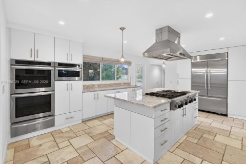 House in South Miami, Florida 4 bedrooms, 164.25 sq.m. № 2047436 - photo 3
