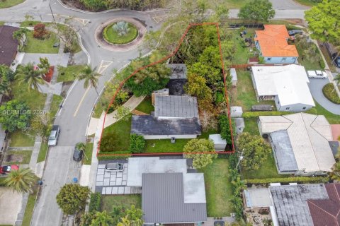 House in South Miami, Florida 4 bedrooms, 164.25 sq.m. № 2047436 - photo 30