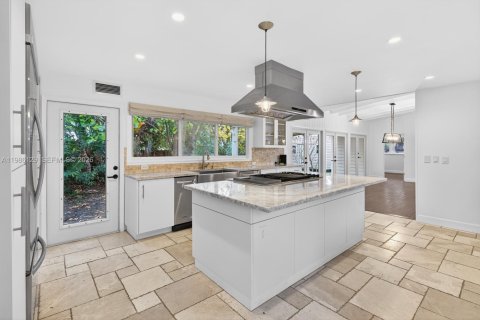 House in South Miami, Florida 4 bedrooms, 164.25 sq.m. № 2047436 - photo 4