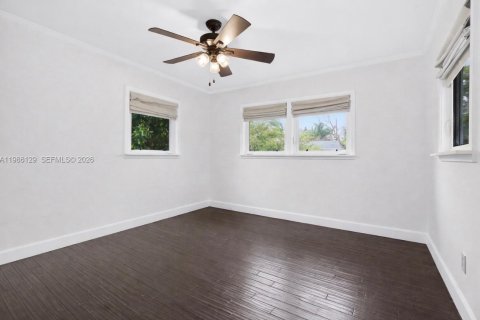 House in South Miami, Florida 4 bedrooms, 164.25 sq.m. № 2047436 - photo 16
