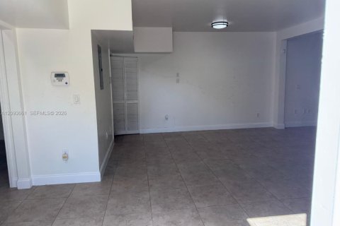 House in Miami, Florida 4 bedrooms, 248.23 sq.m. № 2392082 - photo 9