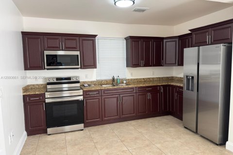 House in Miami, Florida 4 bedrooms, 248.23 sq.m. № 2392082 - photo 10