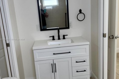 House in Miami, Florida 4 bedrooms, 248.23 sq.m. № 2392082 - photo 16