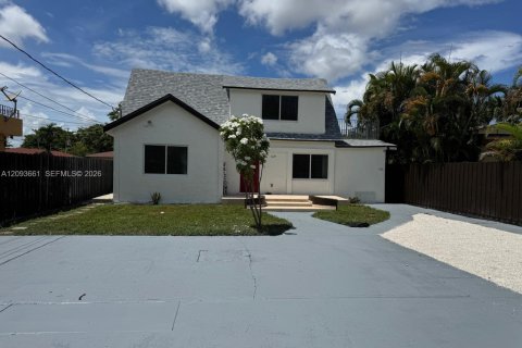 House in Miami, Florida 4 bedrooms, 248.23 sq.m. № 2392082 - photo 23