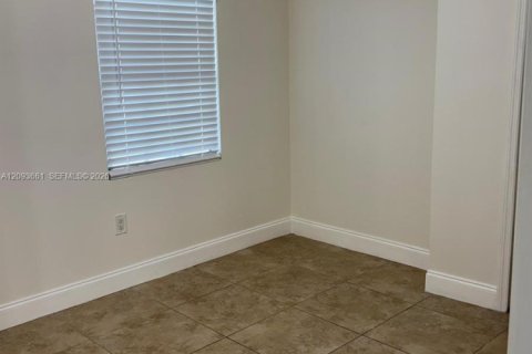 House in Miami, Florida 4 bedrooms, 248.23 sq.m. № 2392082 - photo 20