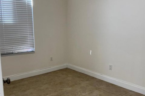 House in Miami, Florida 4 bedrooms, 248.23 sq.m. № 2392082 - photo 17