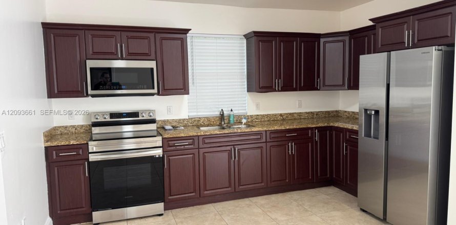 House in Miami, Florida 4 bedrooms, 248.23 sq.m. № 2392082