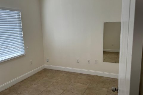 House in Miami, Florida 4 bedrooms, 248.23 sq.m. № 2392082 - photo 14