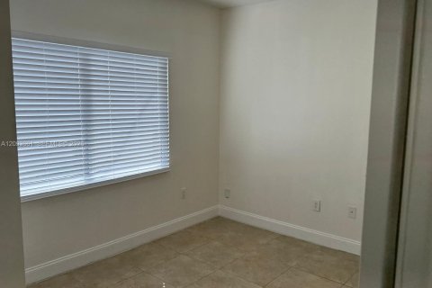 House in Miami, Florida 4 bedrooms, 248.23 sq.m. № 2392082 - photo 13