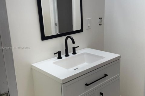 House in Miami, Florida 4 bedrooms, 248.23 sq.m. № 2392082 - photo 21