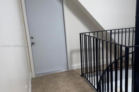 House in Miami, Florida 4 bedrooms, 248.23 sq.m. № 2392082 - photo 7