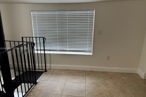 House in Miami, Florida 4 bedrooms, 248.23 sq.m. № 2392082 - photo 8