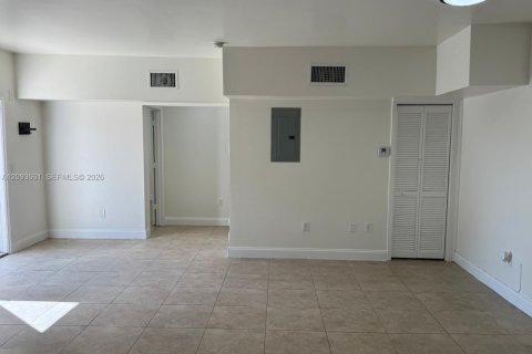 House in Miami, Florida 4 bedrooms, 248.23 sq.m. № 2392082 - photo 12