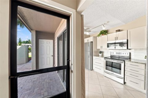 Condo in Sarasota, Florida, 2 bedrooms  № 2149881 - photo 8