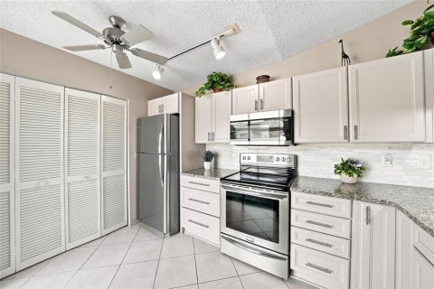 Condo in Sarasota, Florida, 2 bedrooms  № 2149881 - photo 11