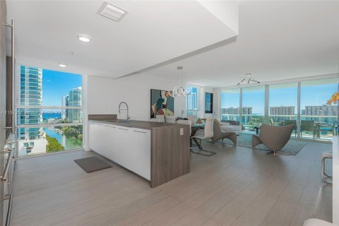Condominio en Sunny Isles Beach, Florida, 3 dormitorios № 2032972