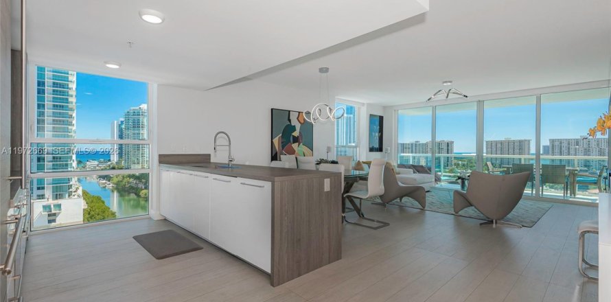 Condominio en Sunny Isles Beach, Florida, 3 dormitorios № 2032972
