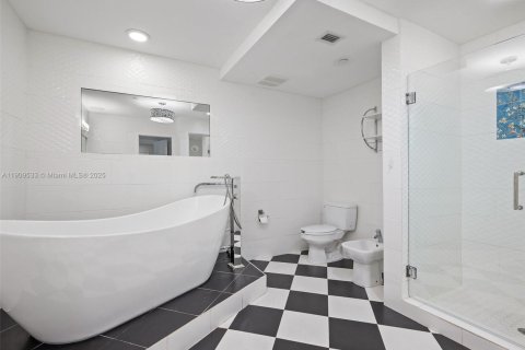 Condo in Miami Beach, Florida, 3 bedrooms  № 2082152 - photo 15