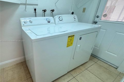 Casa en alquiler en Miami, Florida, 4 dormitorios, 138.98 m2 № 1875614 - foto 12