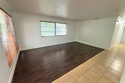 Casa en alquiler en Miami, Florida, 4 dormitorios, 138.98 m2 № 1875614 - foto 4