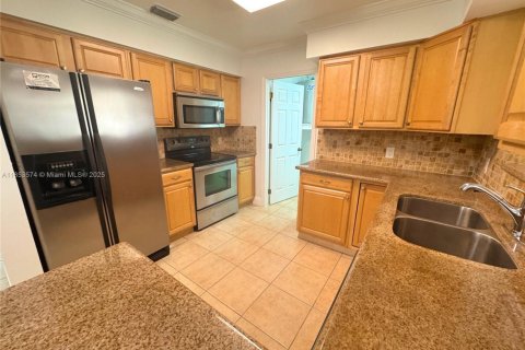 Casa en alquiler en Miami, Florida, 4 dormitorios, 138.98 m2 № 1875614 - foto 2