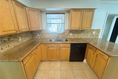 Casa en alquiler en Miami, Florida, 4 dormitorios, 138.98 m2 № 1875614 - foto 3