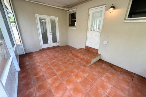 Casa en alquiler en Miami, Florida, 4 dormitorios, 138.98 m2 № 1875614 - foto 13
