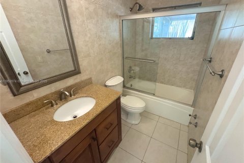 Casa en alquiler en Miami, Florida, 4 dormitorios, 138.98 m2 № 1875614 - foto 10