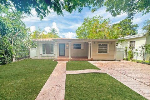 Casa en alquiler en Miami, Florida, 4 dormitorios, 138.98 m2 № 1875614 - foto 1