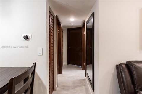Copropriété à vendre à Miami Beach, Floride: 2 chambres, 89.19 m2 № 1836528 - photo 11