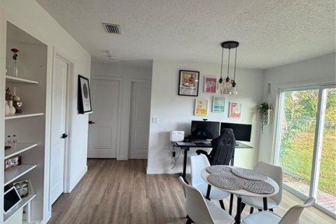 Villa ou maison à vendre à Palm Bay, Floride: 2 chambres, 82.5 m2 № 1670940 - photo 8