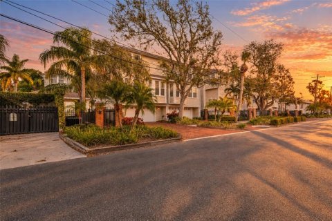 Touwnhouse à vendre à Tampa, Floride: 3 chambres, 179.3 m2 № 2406929 - photo 2