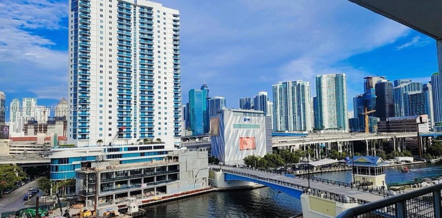 Кондоминиум с 2 спальнями в Майами, Флорида № 1991777