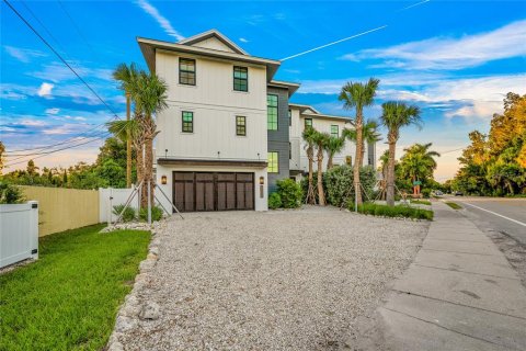 Commercial property in Sarasota, Florida 5 bedrooms, 260.22 sq.m. № 2233179 - photo 3