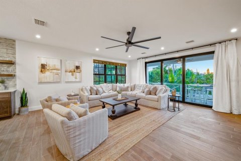 Commercial property in Sarasota, Florida 5 bedrooms, 260.22 sq.m. № 2233179 - photo 15