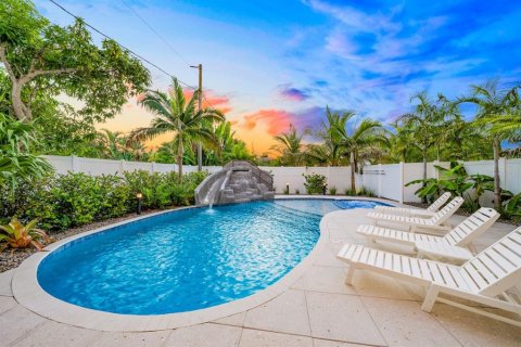 Commercial property in Sarasota, Florida 5 bedrooms, 260.22 sq.m. № 2233179 - photo 10