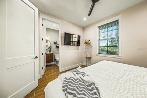 Commercial property in Sarasota, Florida 5 bedrooms, 260.22 sq.m. № 2233179 - photo 22