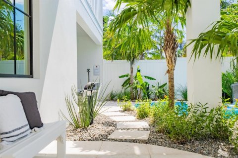 Commercial property in Sarasota, Florida 5 bedrooms, 260.22 sq.m. № 2233179 - photo 12