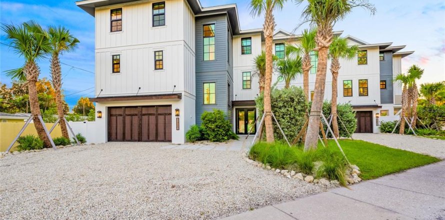 Commercial property in Sarasota, Florida 5 bedrooms, 260.22 sq.m. № 2233179