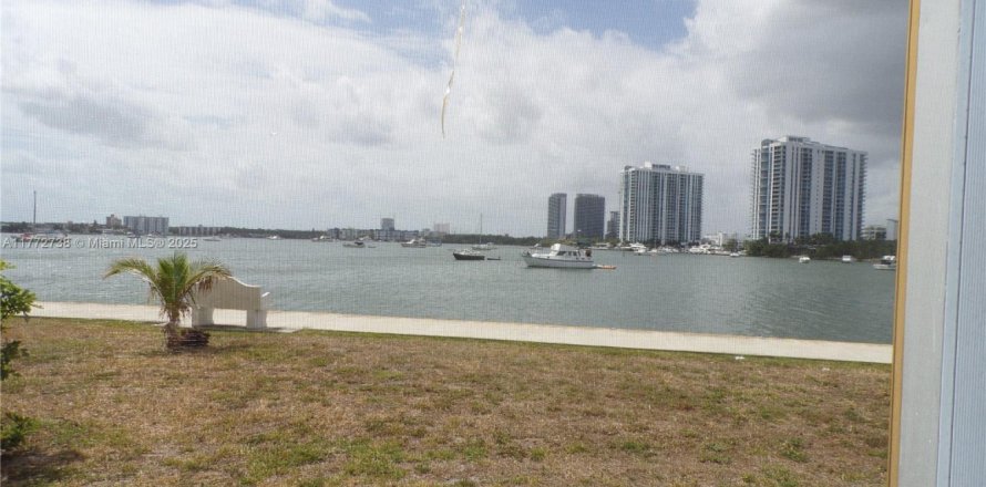 Condominio en Aventura, Florida, 1 dormitorio  № 1692222