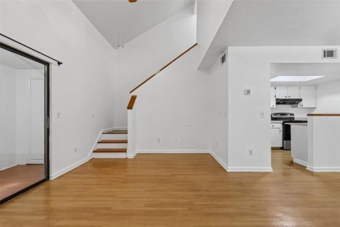 Townhouse in Gainesville, Florida 2 bedrooms, 106 sq.m. № 2402771 - photo 9