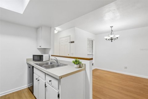 Townhouse in Gainesville, Florida 2 bedrooms, 106 sq.m. № 2402771 - photo 18