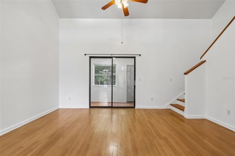 Townhouse in Gainesville, Florida 2 bedrooms, 106 sq.m. № 2402771 - photo 8