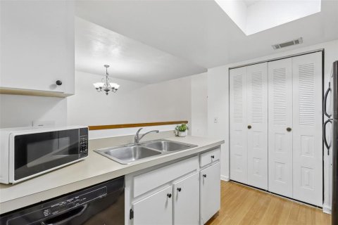 Townhouse in Gainesville, Florida 2 bedrooms, 106 sq.m. № 2402771 - photo 20
