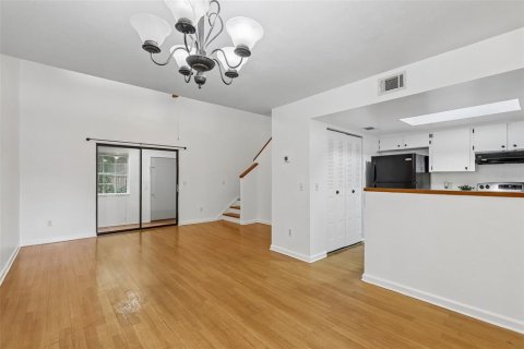 Townhouse in Gainesville, Florida 2 bedrooms, 106 sq.m. № 2402771 - photo 13