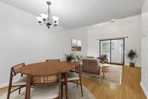 Townhouse in Gainesville, Florida 2 bedrooms, 106 sq.m. № 2402771 - photo 11